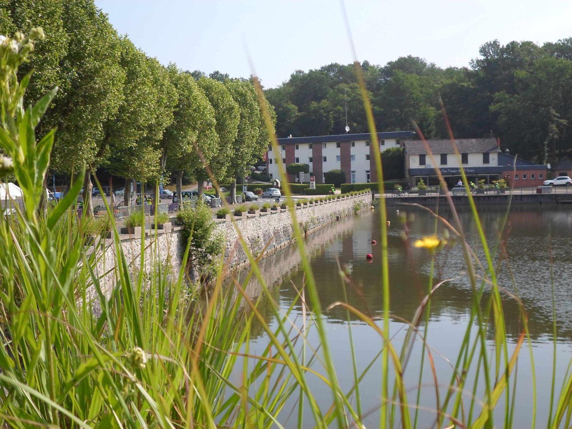 Hotel Ibis Les Etangs Des Moines Fourmies Zewnętrze zdjęcie